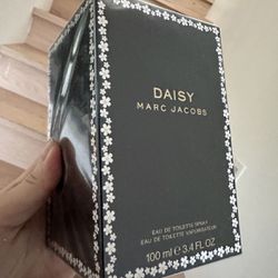 Daisy perfume