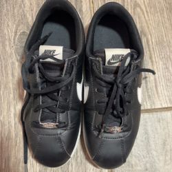 Black Nike cortez size 5.5 kids