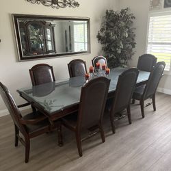 8 Seat Dining Room Table & Hutch 