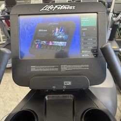 Life Fitness Club Series+ Upright LifeCycle w/SE4 HD Console, Commercial gym equipment