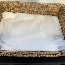 Large size wicker dog bed with removable mat. Very good new like condition. 30” x 22”