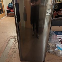 LG 6cuft Dorm or Apartment Refrigerator/Freezer