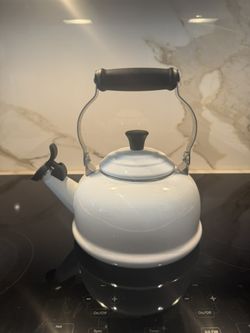 William Sonoma Le Creuset Classic Whisling Tea Kettle