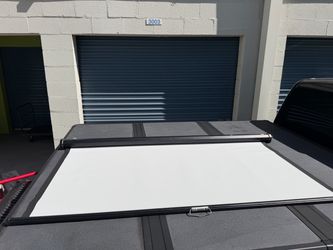 PROJECTOR SCREEN CEILING MOUNT