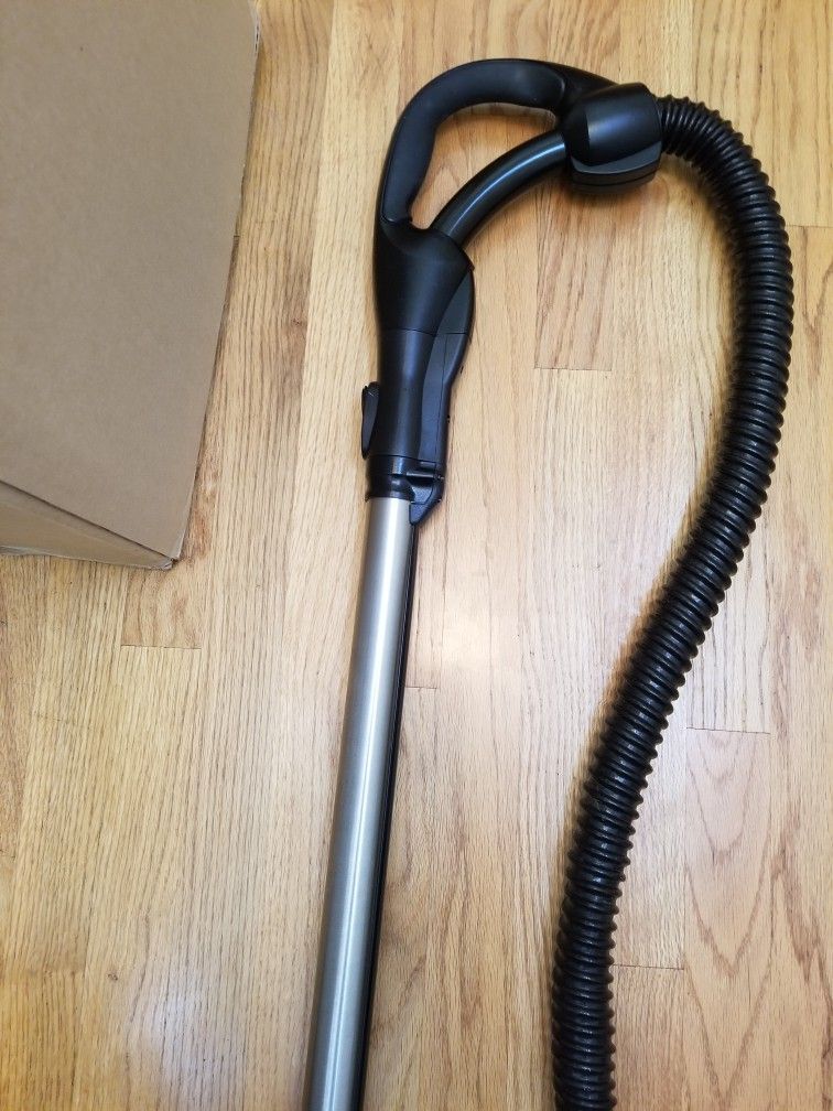 NEW cond FILTER QUEEN 360SS VACUUM WITH COMPLETE ATTACHMENTS , AMAZING POWER SUCTION , WORKS EXCELLENT , IN THE BOX