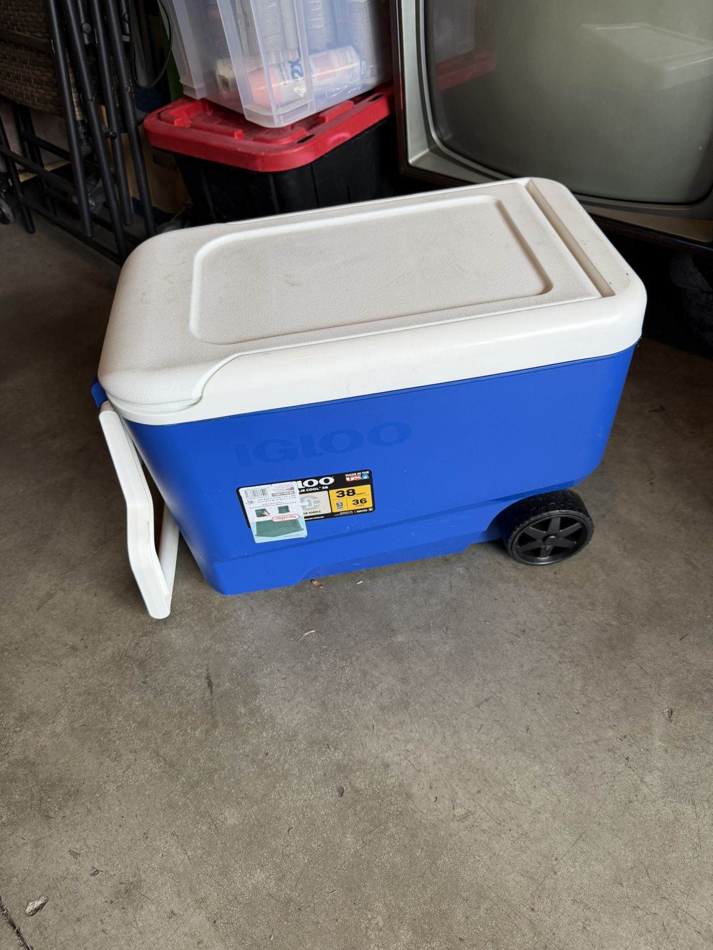 Igloo portable ice cooler 53 cans 38 quarts Made in USA
