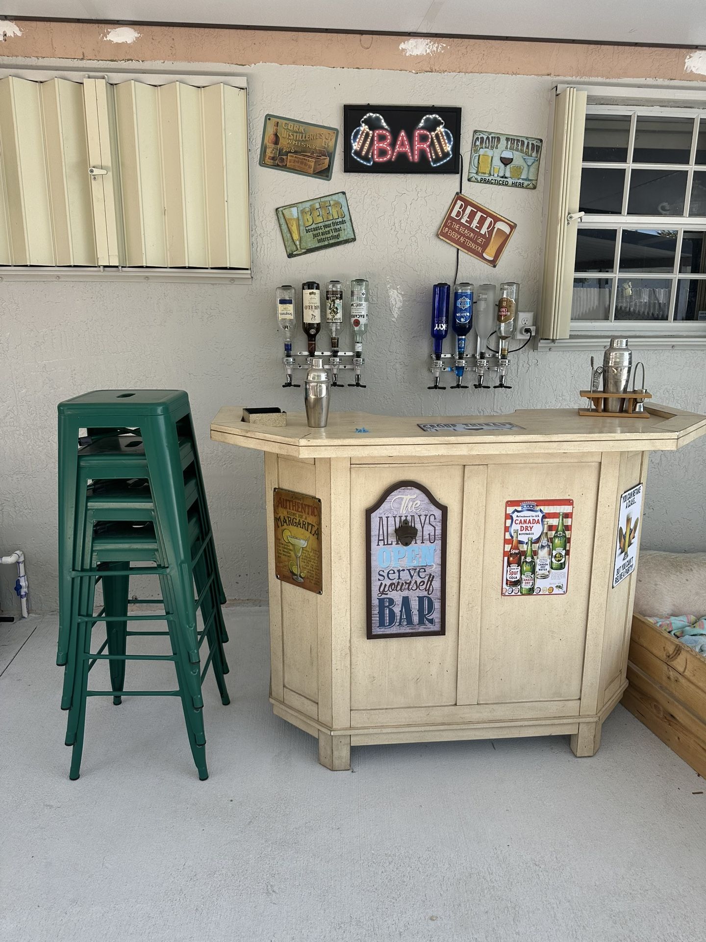 Mini Bar With 4 Stools