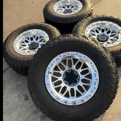 Vendo At De Rines Nuevos 17x9 De Ancho De 6-139.7 Lugs Con Llantas 285/70/R16