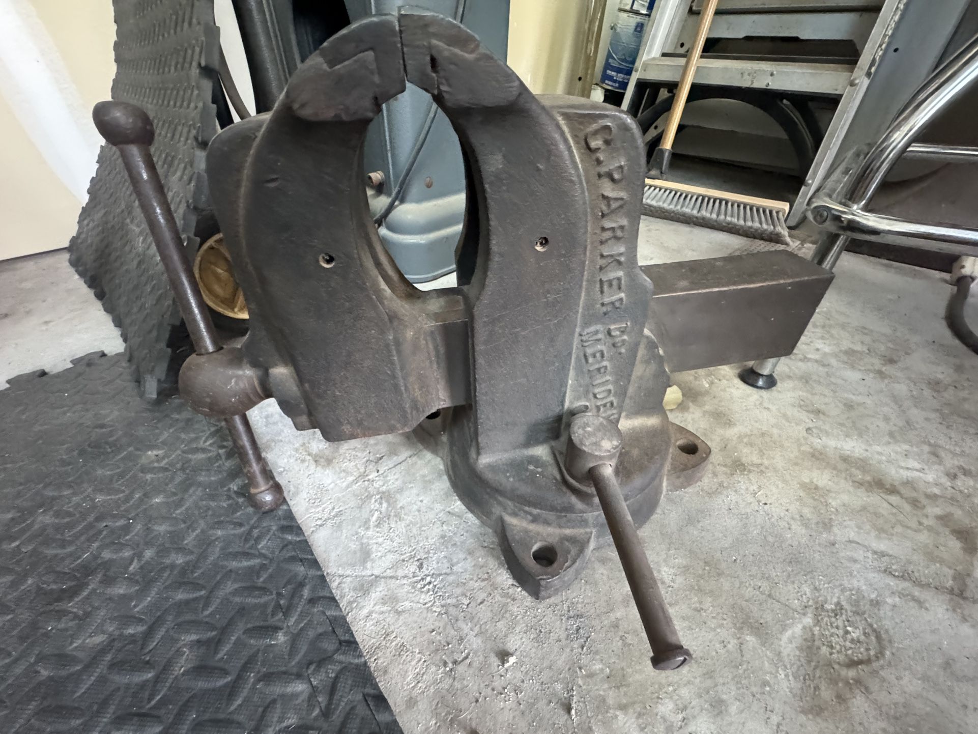 Chas Parker 288 1/2 Benchg Vise Vintage 118lbs