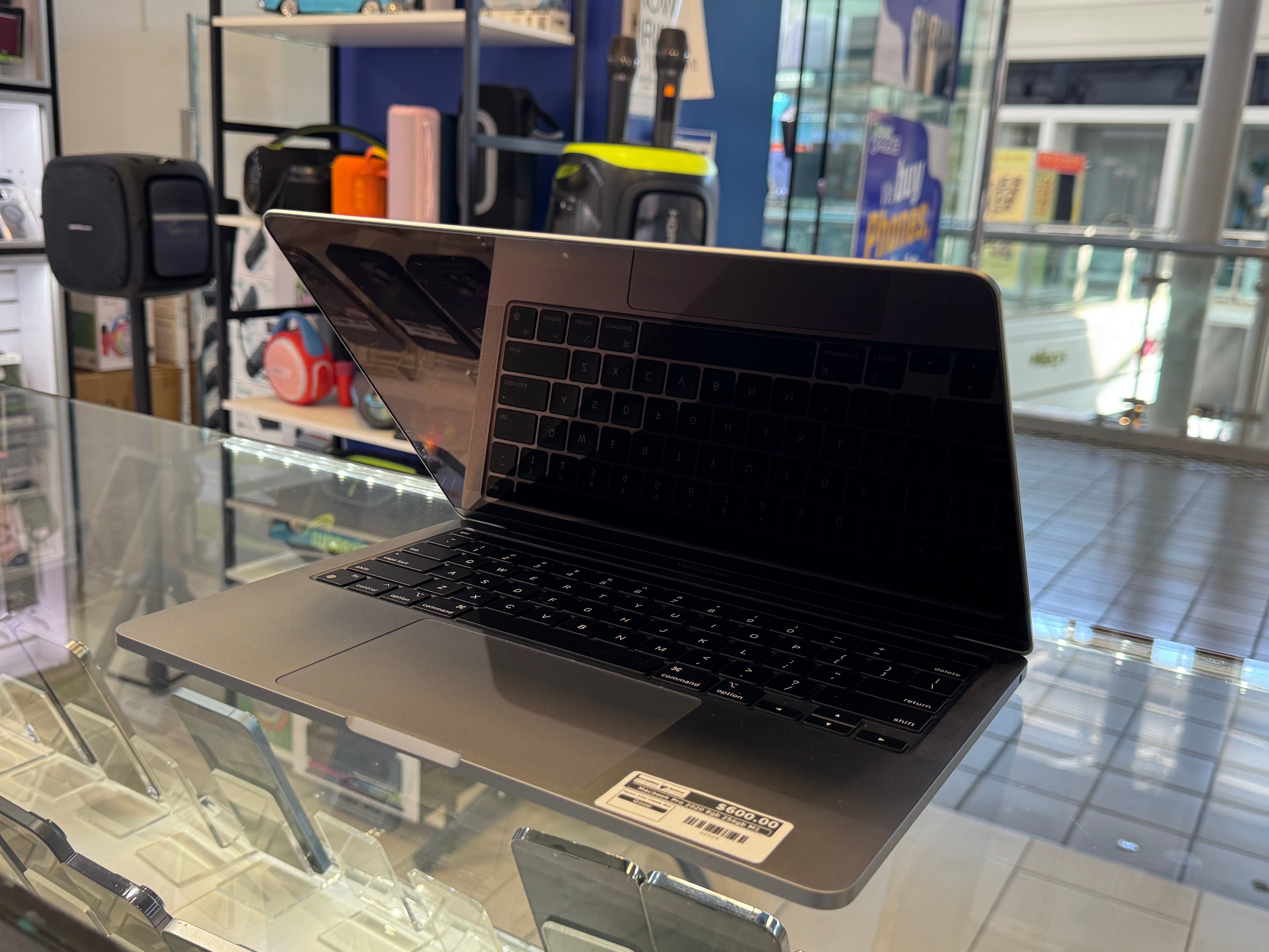 Macbook Pro 2020 8gb 256gb M1 Pre-Owned