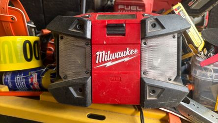 M12 radio/ aux connection