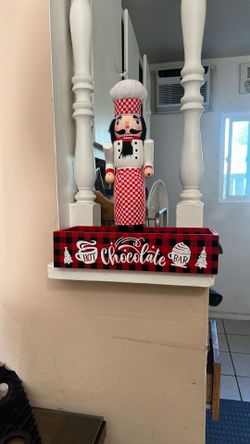 cascanueces con temática de chef. Es una figura de cascanueces tradicional de madera.  El diseño es de un chef con un sombrero de cocinero, a menudo c