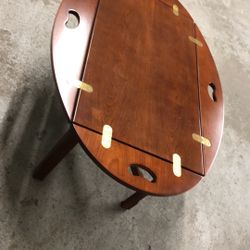 Like New Solid wood good condition coffee table