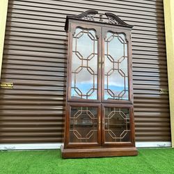 Thomasville Chippendale Style China Cabinet