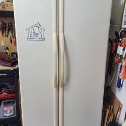 Clean & Reliable Kenmore (Whirlpool) Garage Fridge – Works Perfect!Selling a rock-solid Kenmore Coldspot side-by-side refrigerator/freezer. This unit 