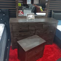 *Now Available!!!*---Charming Peter Queen/King Bedroom Sets---From $699!!!---Delivery And Financing🫡