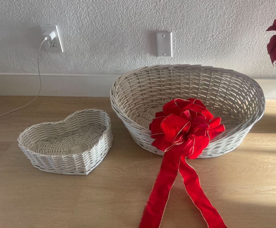 SUPER CUTE WHITE BASKET DOG BED + SIDE TOY HEART BASKET