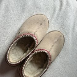 Brand New UGG Size 7 Women 