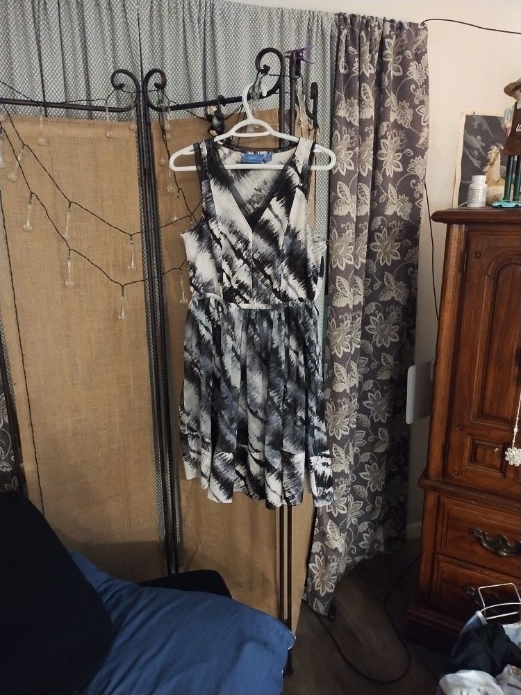Adorable Vera Wang Dress Size Medium