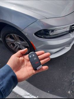 Car Keys And Remotes  / Llaves De Carro Y Controlles