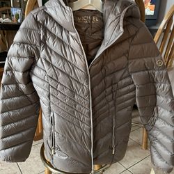Michael Kors  Tan  Light Jacket  Coat / Women’s Puffer  Hoodie  Coat Size Medium 