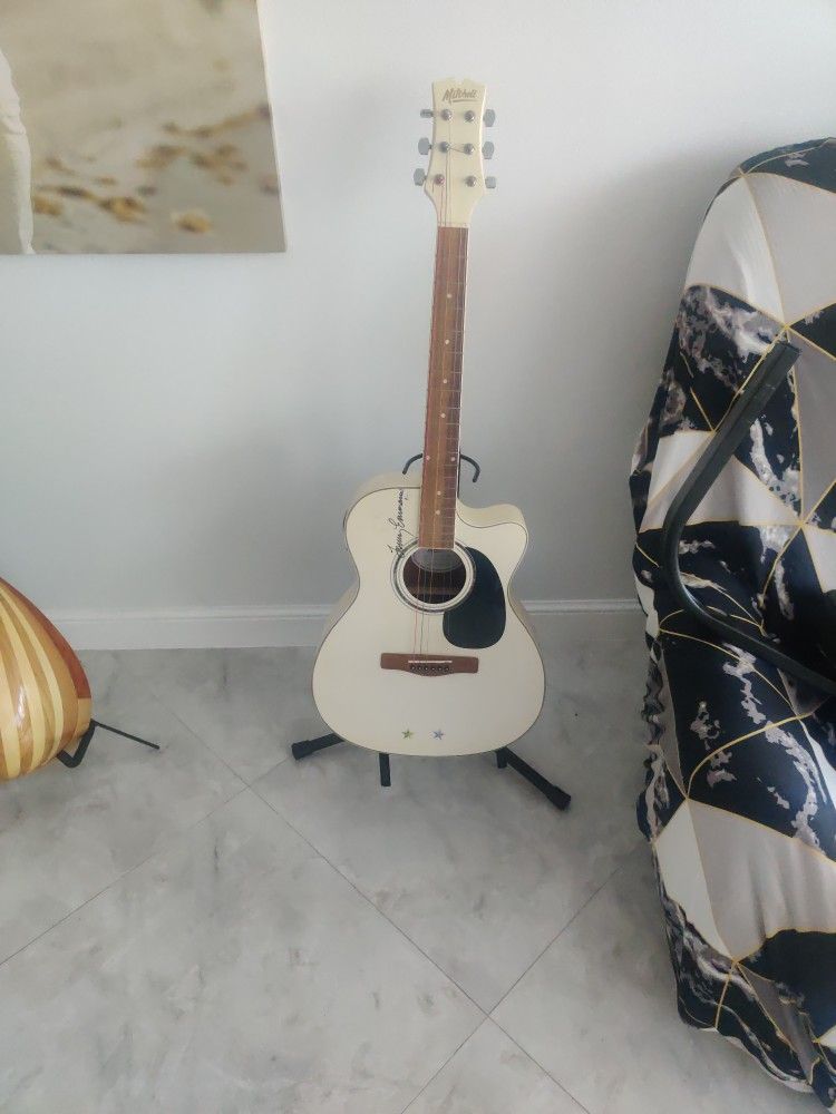 White guitar acustic electric signed by Tommy Emannuel 