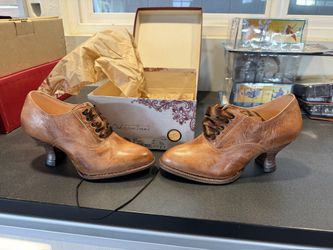 New In Box Women’s Shoes Vintage Style
