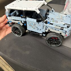 RC CAR - DONT KNOW IF IT WORKS - NEEDS BATTERIES $10