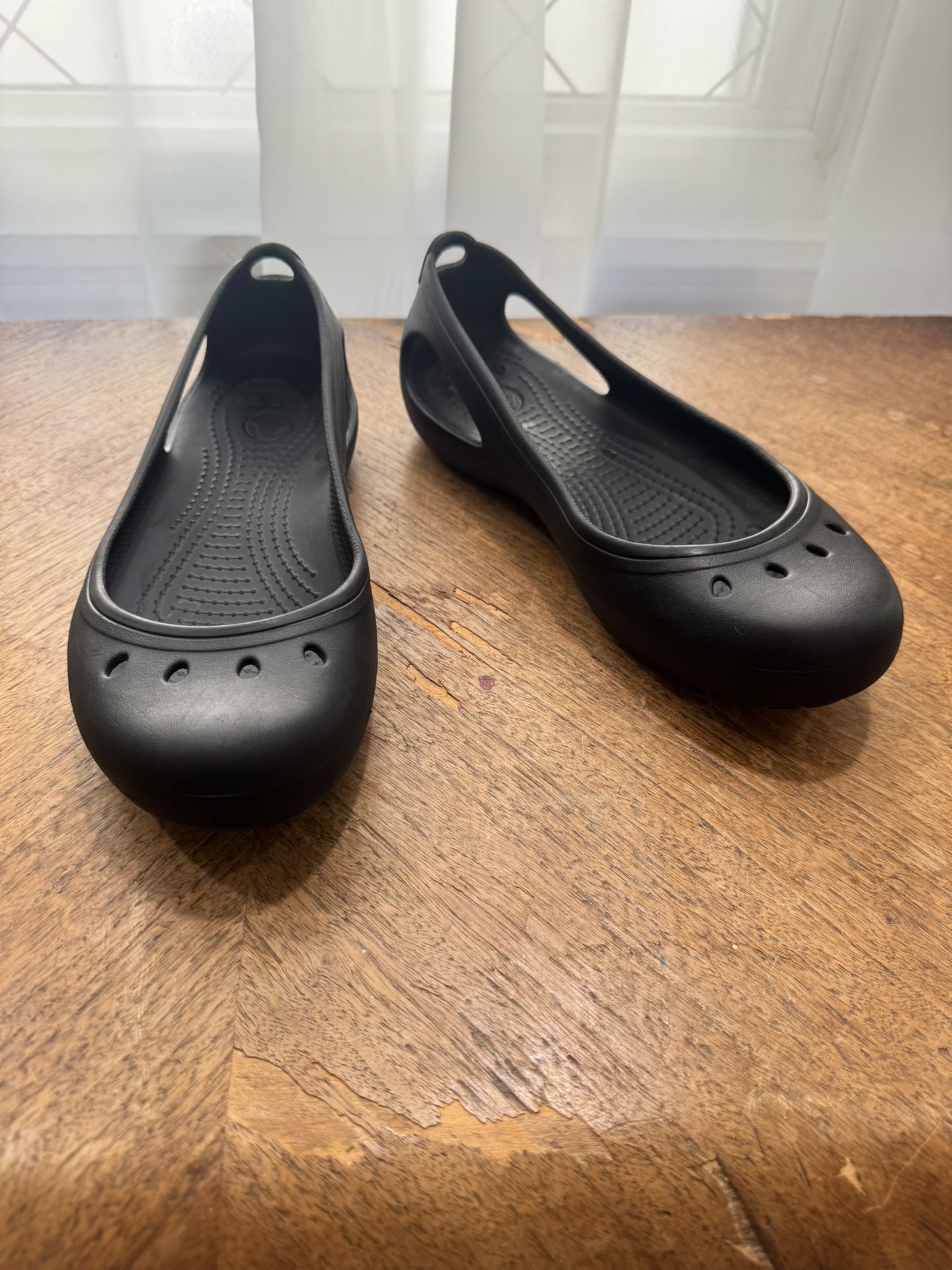 Size 7 CROCS Casual Or Work Wear Comfortable All Day Women’s Shoes