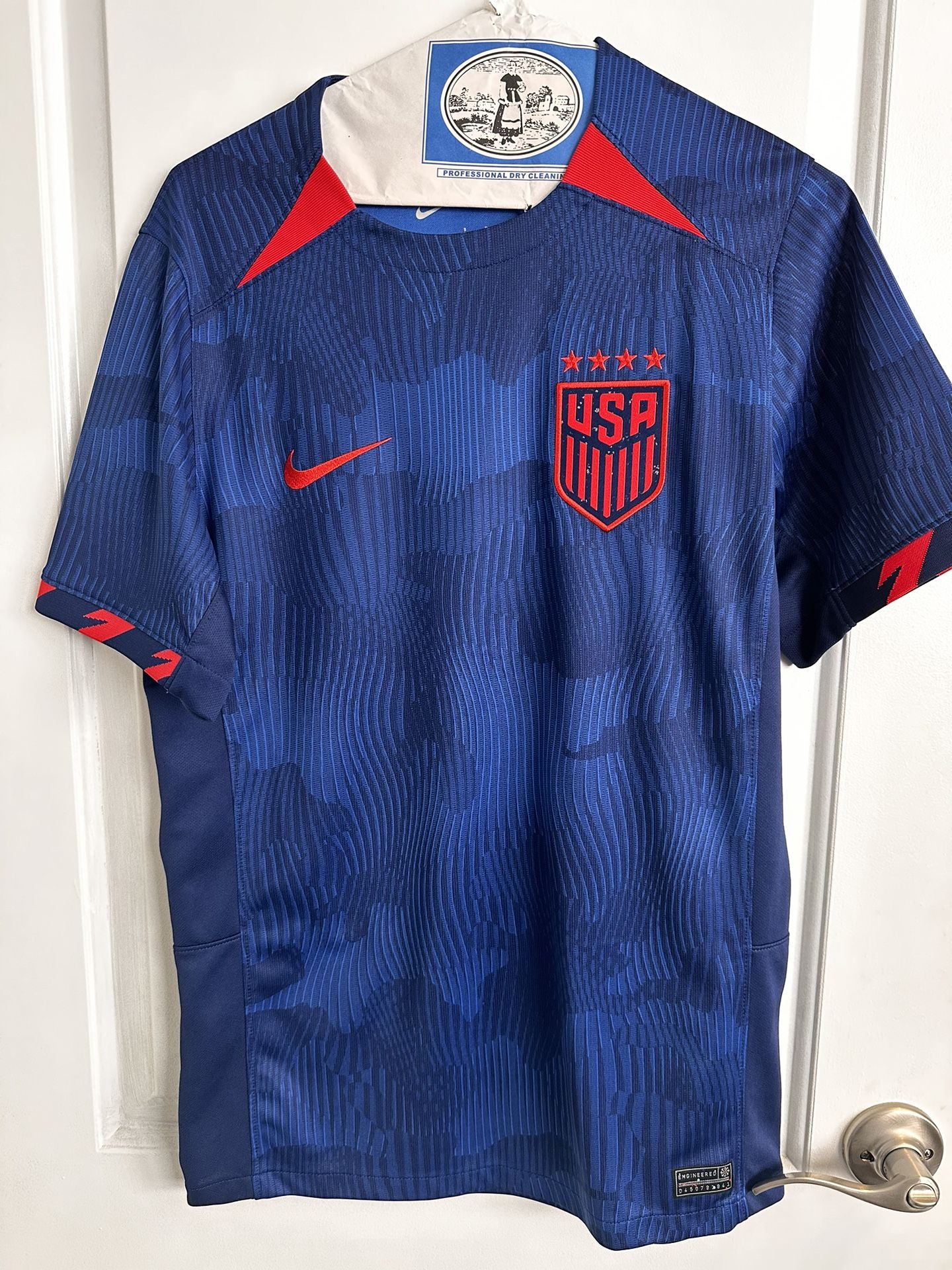 Is Soccer Jersey Size Small Men’s