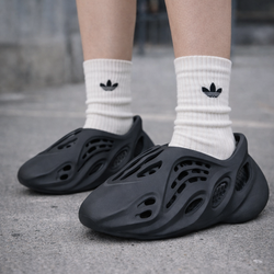 🖤 adidas Yeezy Foam Runner “Carbon” | Futuristic Comfort Slip-On Clog