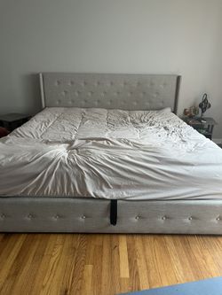 King Sized Bed With Lift Platform For Storage