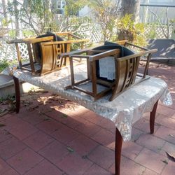 Table + 4 Chairs / Mesa Grande Y 4 Sillas $150