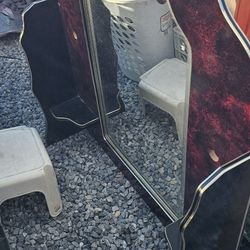 Vintage mirror top stunning color dark red marble imitation 43hx41.5wx9d used good condition 