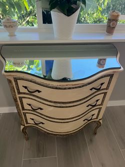 Dresser with extra mirror on top