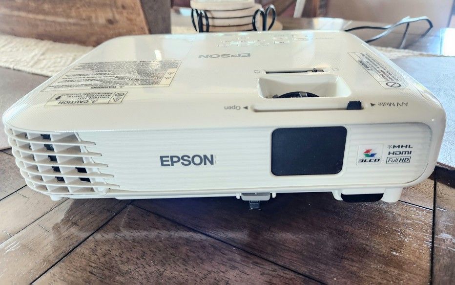 Epson LCD PROJECTOR Powerlite Home Cinema 1040 ( Great Condition)! 