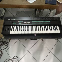Yamaha DX7 Synthesizer Keyboard Piano 