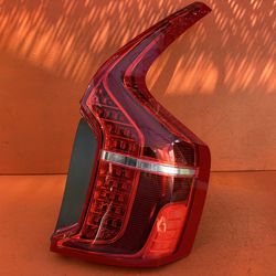 2016 - 2022 VOLVO XC90 RIGHT PASSENGER SIDE TAIL LIGHT OEM (contact info removed)4