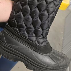 Snow boots 3 sizes 5 dollars a pair