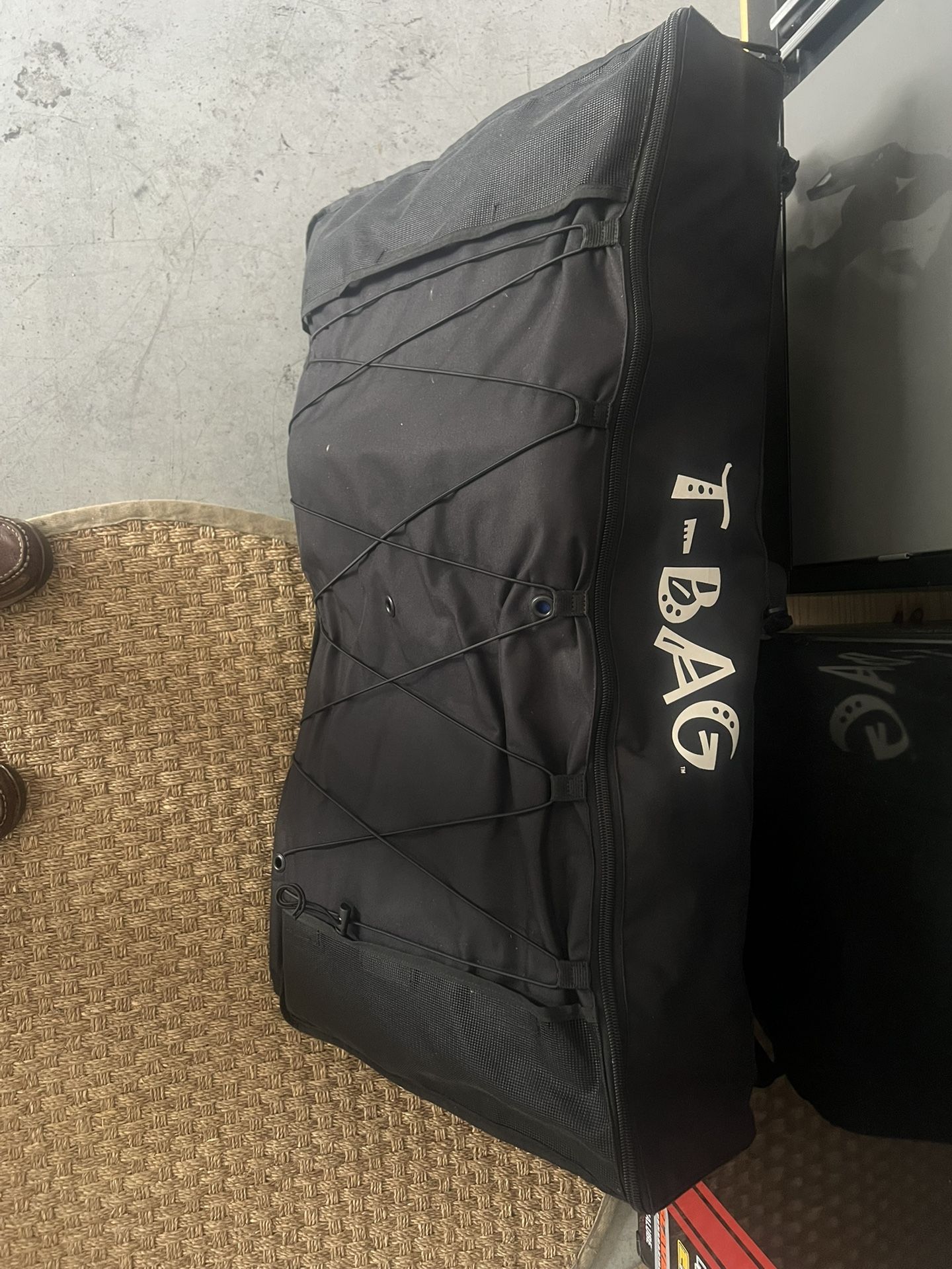 New T Bag With (6) Sport Life vests And (1) Throwable
