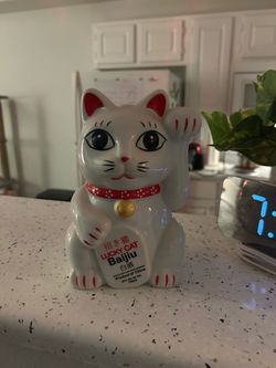 Ceramic lucky cat bottle