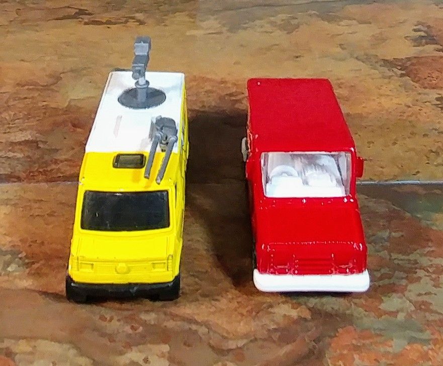 2-Lot SpongeBob SquarePants Vans • 1- Vintage 1999- Delivery Service Truck/Van Match Box • 1- Vintage 1989 Matchbox TV News Van .
R2D