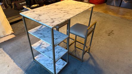 Small table with 2 stools