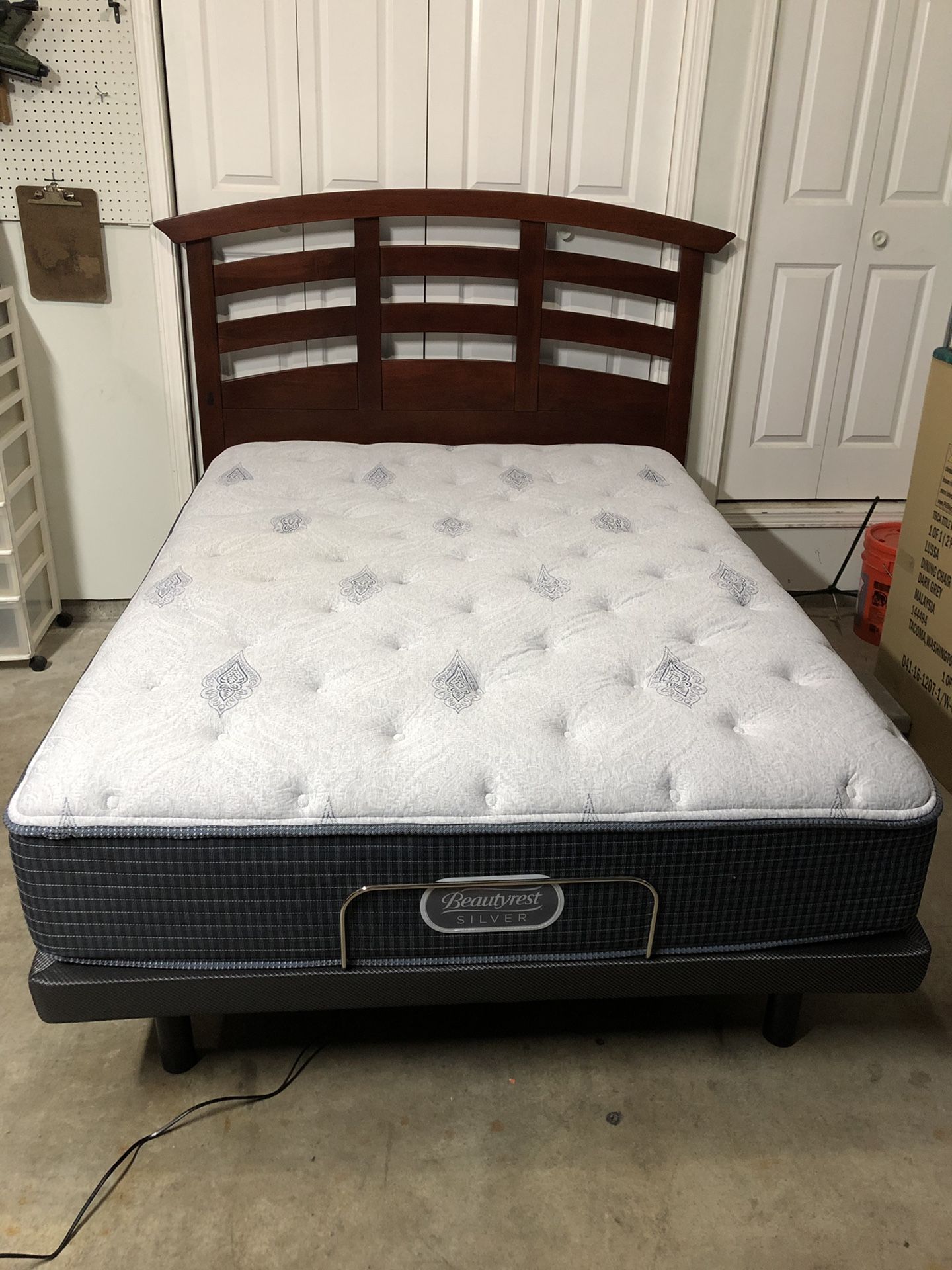 Simmons Beautyrest queen size mattress with adjustable base