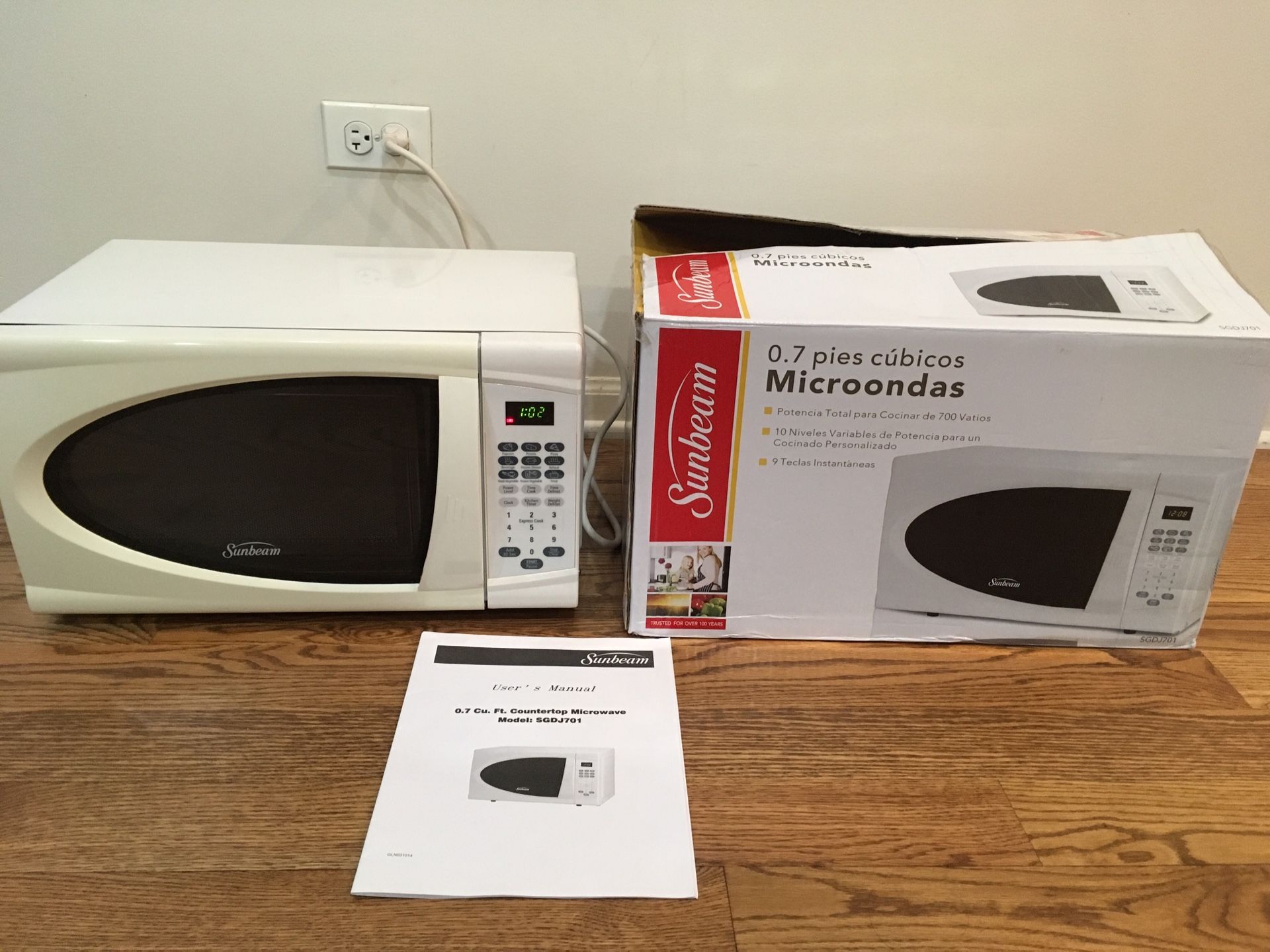 Sunbeam 0.7 CuFt 700 Watt Microwave Oven SGDJ701, White 