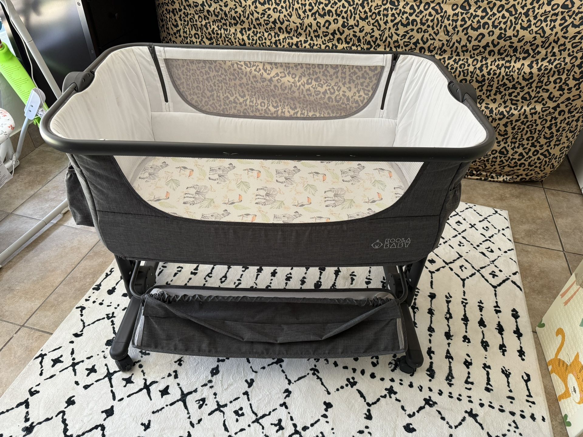 Kooler Things Koola Baby Bedside Bassinet , 6 Sheets , And 2 Mattress Protectors