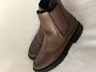 Girls boot Size: 4.    $4