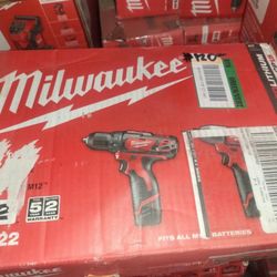 Milwaukee M12 Drill Set New 