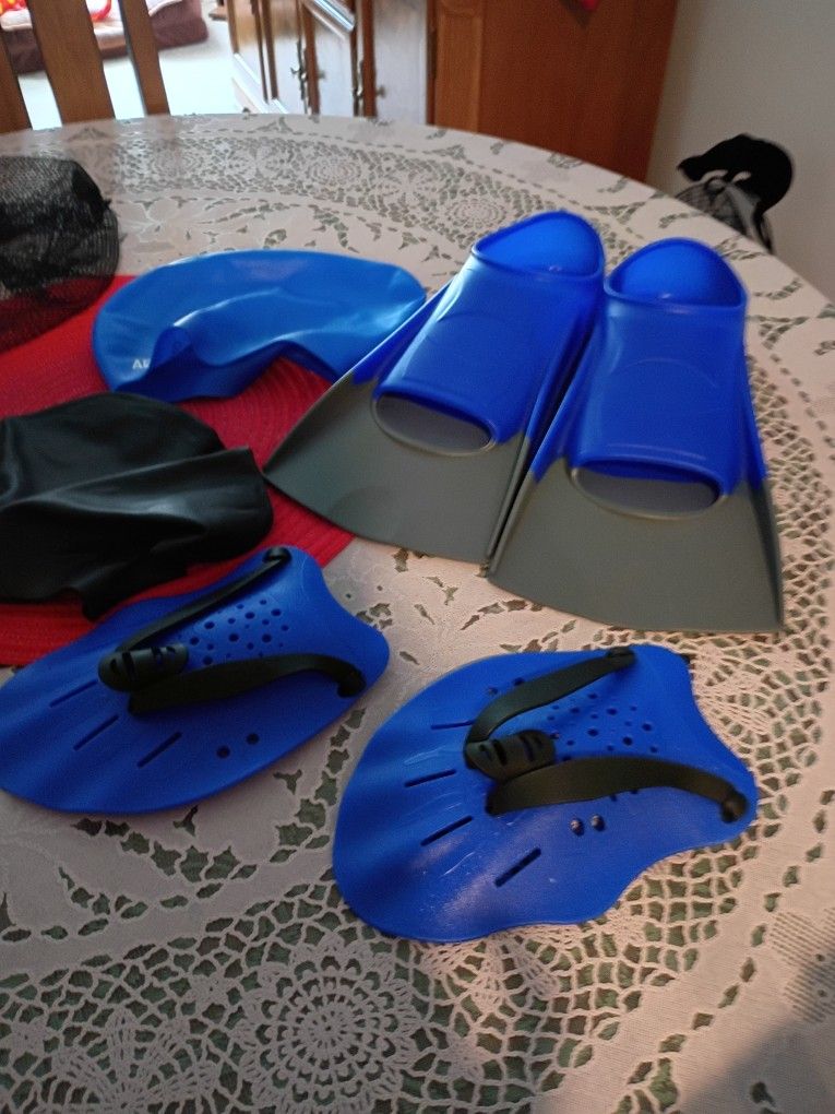 SWIMMING EQUIPMENT.....FINS SIZE LARGE WOMEN.... SWIMMING CAPS.....HAND PANDLES