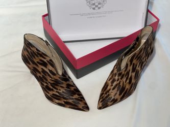 Womens Vince Camputo leopard print booties heels size 8